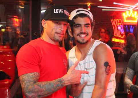  Caio Castro faz tatuagem no Rock in Rio